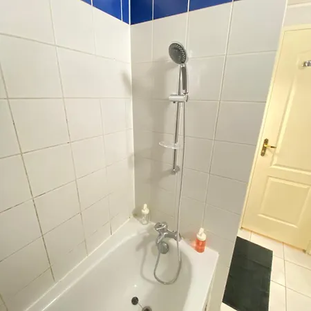 Et Projecteur A 100 M Du Metro Apartmán *