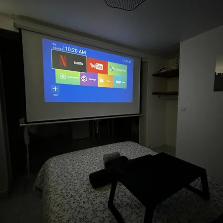 Et Projecteur A 100 M Du Metro Apartmán *