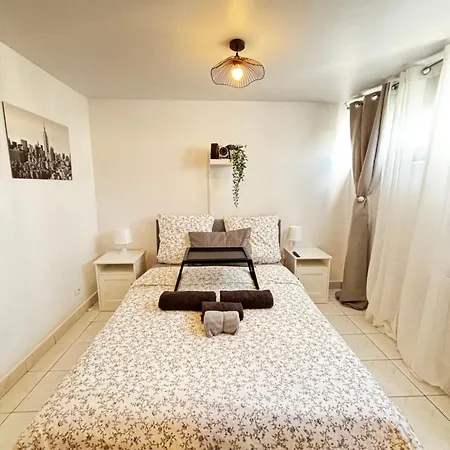 Et Projecteur A 100 M Du Metro Apartmán Saint-Ouen (Seine-Saint-Denis)